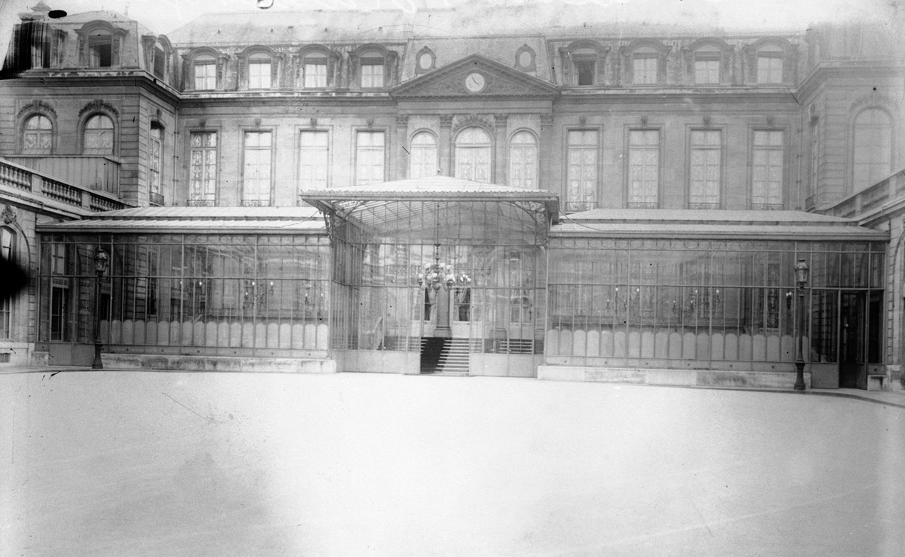 Photographie du Palais de l’Élysée depuis la cour, vers 1910