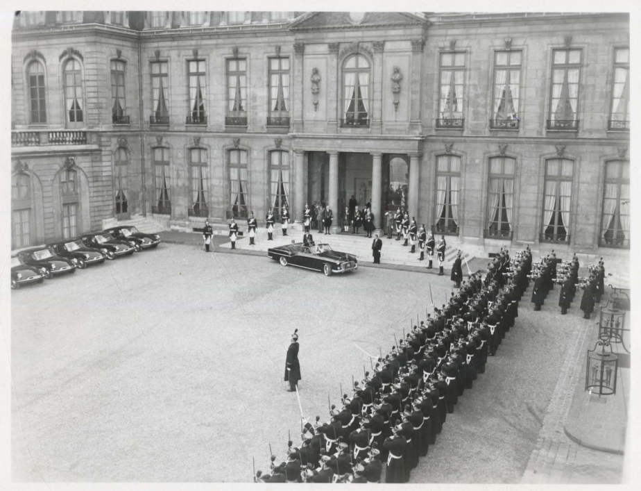 Photographie d'une réception en l'honneur du corps diplomatique dans la cour du Palais de l'Elysée le 24 février 1959
