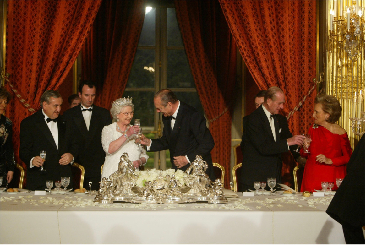 Photographie du dîner donné en salle des fêtes à l'occasion de la visite d'Etat d’Elisabeth II, reine d’Angleterre et du prince Philip, duc d'Edimbourg le 5 avril 2004