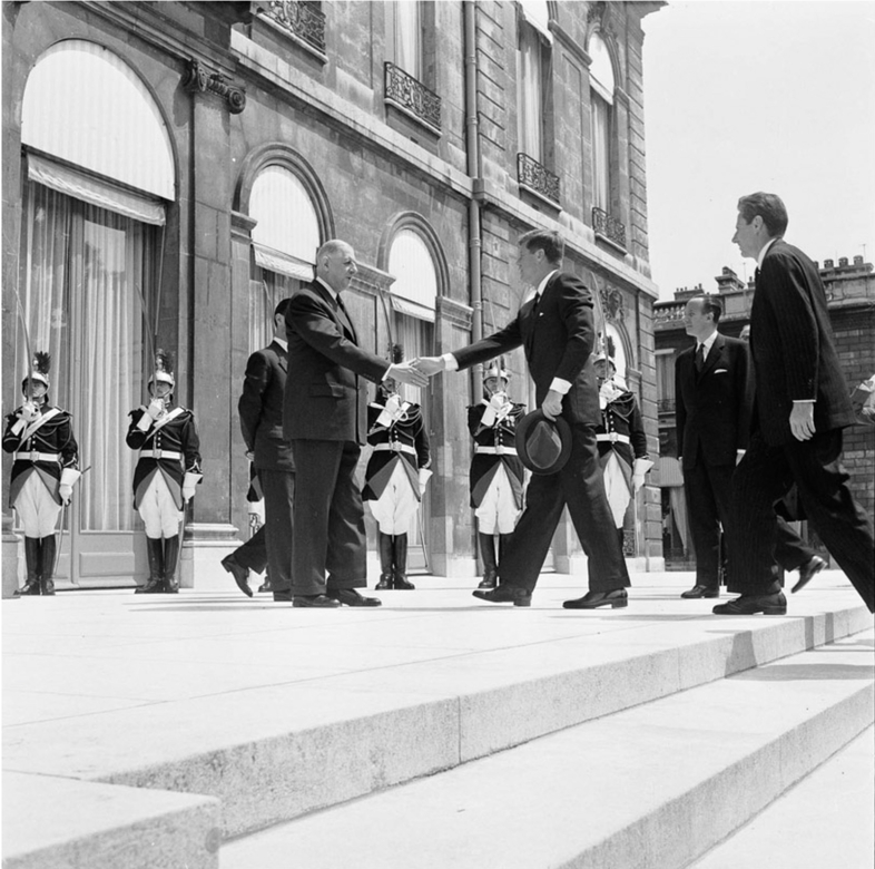 Photographie d'une visite de John Fitzgerald Kennedy, Président des Etats-Unis d’Amérique, accueilli par le général de Gaulle