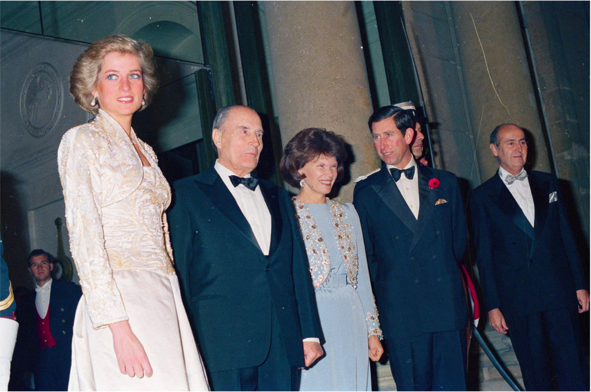 Photo de famille de Charles, prince de Galles, et Diana avec le couple Mitterrand sur le perron d'honneur le 7 novembre 1988