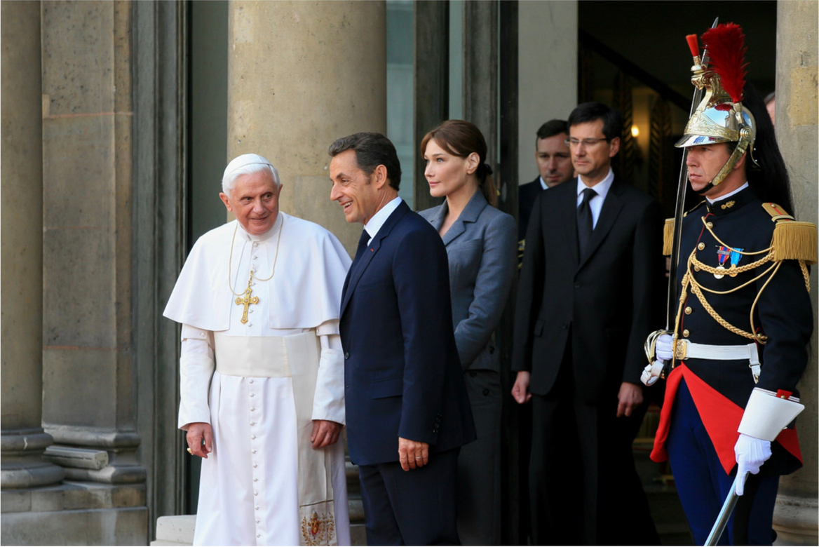 Photographie de l'entretien du Président Sarkozy avec le Pape Benoît XVI au Palais de l'Elysée le 12 septembre 2008