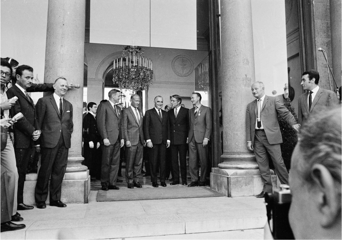 Photographie des astronautes américains Neil Armstrong, Edwin Aldrin et Michael Collins, accueillis par le Président Pompidou le 8 octobre 1969
