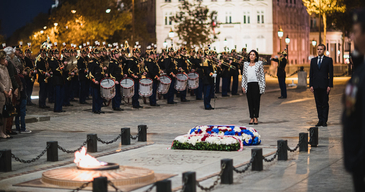 Cérémonie de dépôt de gerbes sur la tombe du soldat Inconnu sous l’Arc de Triomphe.