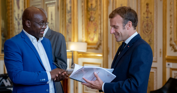 Remise de la contribution du Professeur Achille Mbembe au Président de la République.
