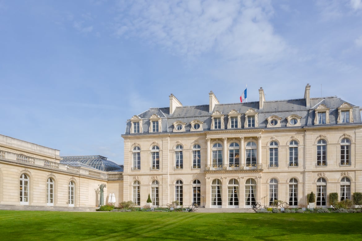 Façade du palais de l'Elysée depuis le parc