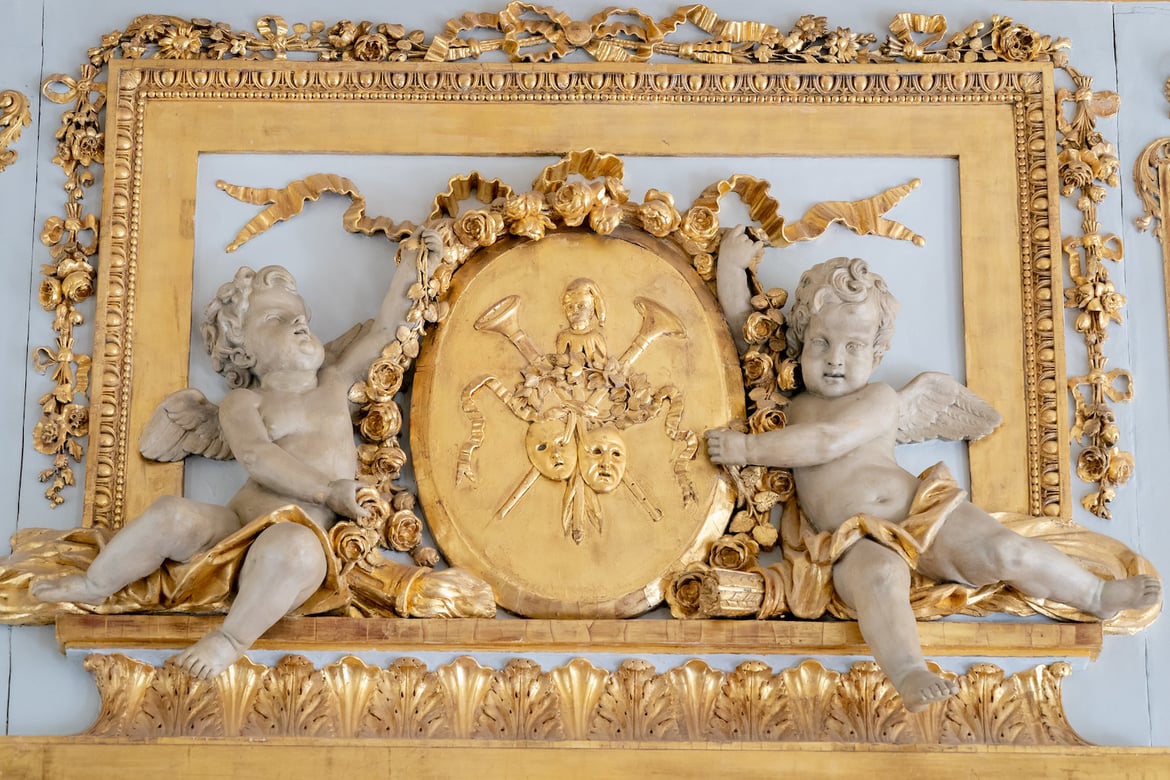 Détail d’un dessus-de-porte du salon des Ambassadeurs.