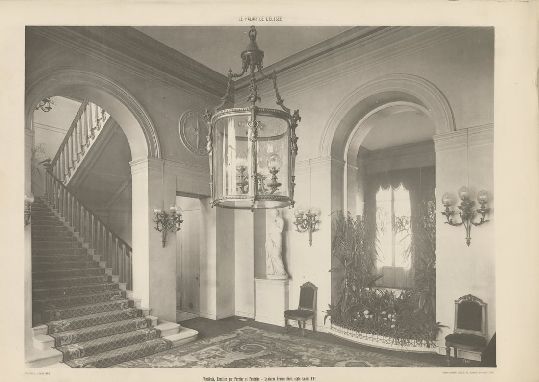 Photographie du vestibule et de l'escalier d'honneur du palais de l'Élysée, vers 1900