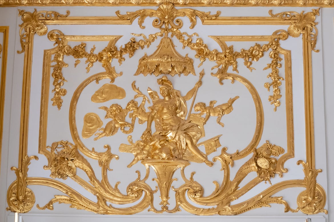 Détail d’un dessus-de-porte du salon des Portraits, vers 1720.