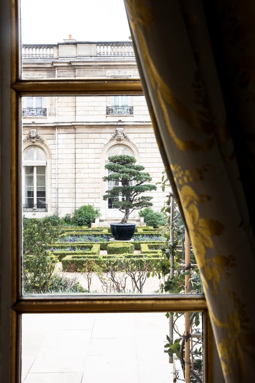 Vue depuis une fenêtre du palais de l'Elysée
