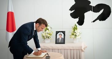 Signature du registre de condoléances de Shinzo ABE, Ancien Premier ministre du Japon à la Résidence de l'ambassadeur du Japon à Paris