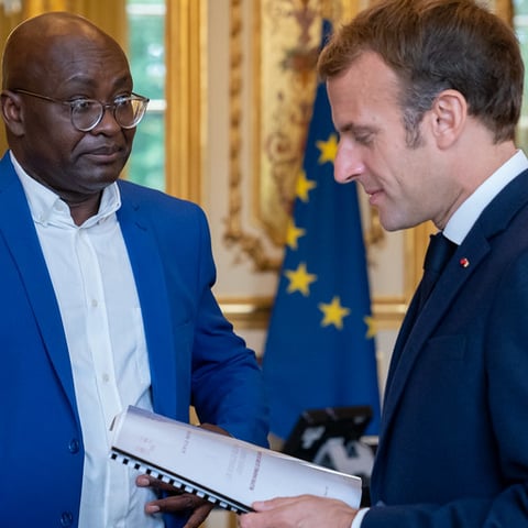 Remise de la contribution du Professeur Achille Mbembe au Président de la République.