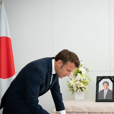 Signature du registre de condoléances de Shinzo ABE, Ancien Premier ministre du Japon à la Résidence de l'ambassadeur du Japon à Paris